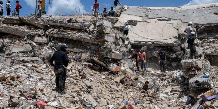 Socorristas trabajan para sacar de escombros a venezolano vivo siete días después de los terremotos