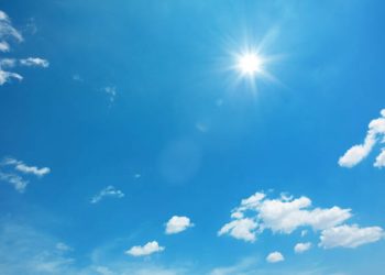 SOLEADO CON ALGUNOS INCREMENTOS NUBOSOS Y AGUACEROS LOCALES AL INTERIOR DEL PAÍS