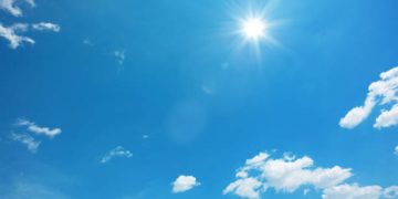 SOLEADO CON ALGUNOS INCREMENTOS NUBOSOS Y AGUACEROS LOCALES AL INTERIOR DEL PAÍS