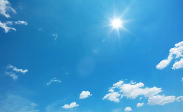 SOLEADO CON ALGUNOS INCREMENTOS NUBOSOS Y AGUACEROS LOCALES AL INTERIOR DEL PAÍS