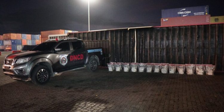 DNCD incauta 303 paquetes de presunta cocaína ocultos en el piso de un contenedor en Caucedo