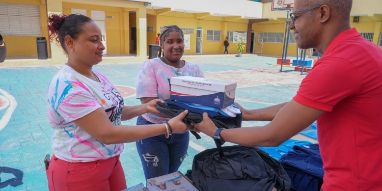 INABIE distribuye 744,489 kits escolares año lectivo 2026-2027
