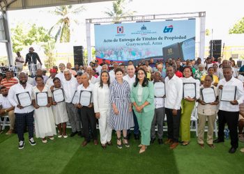 Vicepresidenta Raquel Peña entrega 450 títulos de propiedad a familias de Guayacanal, Azua