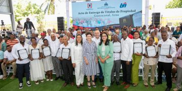Vicepresidenta Raquel Peña entrega 450 títulos de propiedad a familias de Guayacanal, Azua