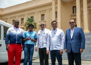 Ministro Andrés Bautista entrega, en nombre del presidente Luis Abinader, autobús a la Fundación Creando Sonrisas Eternas, presidida por la campeona olímpica Marileidy Paulino