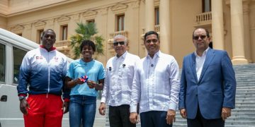 Ministro Andrés Bautista entrega, en nombre del presidente Luis Abinader, autobús a la Fundación Creando Sonrisas Eternas, presidida por la campeona olímpica Marileidy Paulino