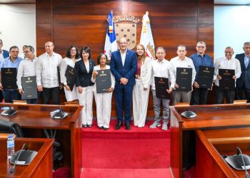 Ayuntamiento de Santiago reconoce a médicos graduados de la UASD en 1982 por sus 44 años de trayectoria