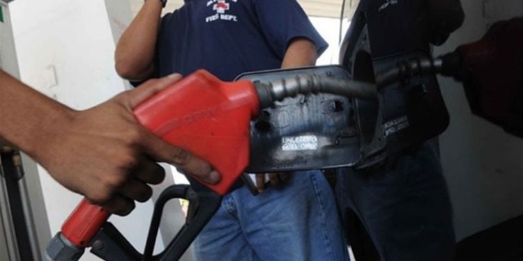 Gobierno aumenta RD$3 a gasolina y gasoil regular