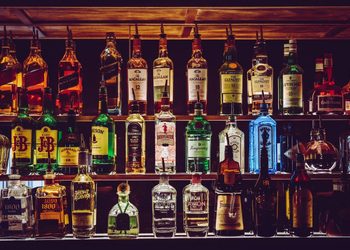 Más legisladores proponen limitar venta de alcohol en discotecas y otros locales hasta 2:00 a. m.