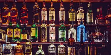 Más legisladores proponen limitar venta de alcohol en discotecas y otros locales hasta 2:00 a. m.