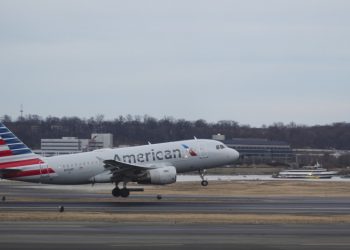Los neumáticos de un avión de American Airlines explotan al aterrizar en Chicago
