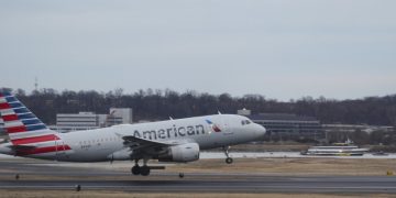 Los neumáticos de un avión de American Airlines explotan al aterrizar en Chicago