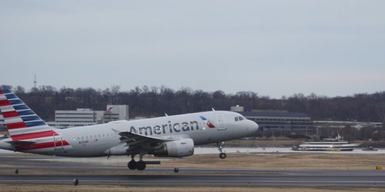 Los neumáticos de un avión de American Airlines explotan al aterrizar en Chicago