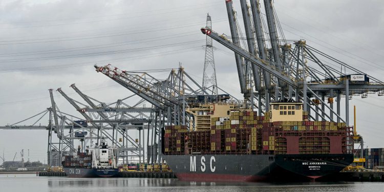 El petróleo sube tras promesa de Trump de librar una "guerra económica" contra Irán