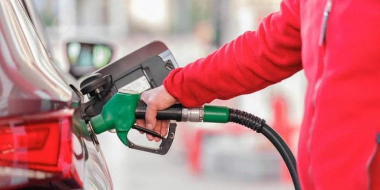 Gobierno aumenta hasta tres pesos a las gasolinas y gasoil