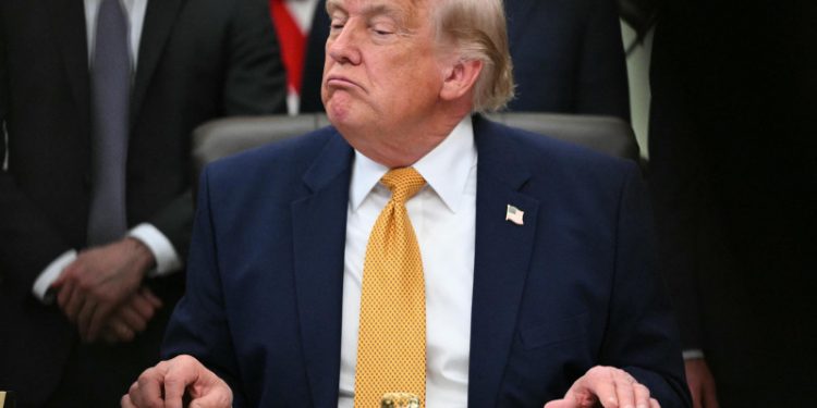 Trump retira fondos federales para procedimientos de transición de género en menores