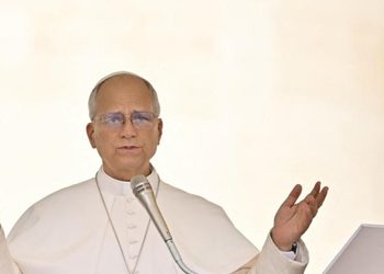 El papa lidera en barca una procesión en un lago romano