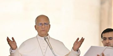 El papa lidera en barca una procesión en un lago romano