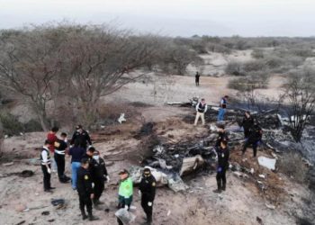 Mueren 13 turistas tras estrellarse avión en Perú