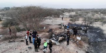 Mueren 13 turistas tras estrellarse avión en Perú