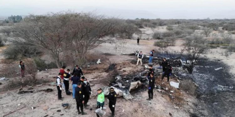 Mueren 13 turistas tras estrellarse avión en Perú
