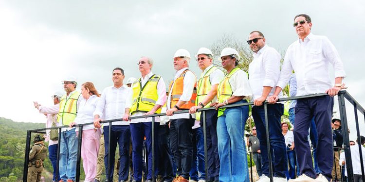 Presidente Abinader supervisa obras en el Cibao