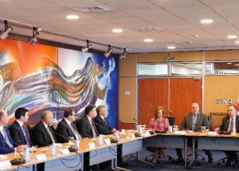 Valdez Albizu pasa revista a la economía con funcionarios y banqueros