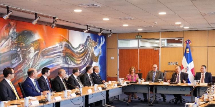 Valdez Albizu pasa revista a la economía con funcionarios y banqueros