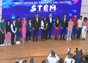 Gobierno premia a 170 estudiantes por méritos en ciencias y tecnologías