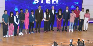 Gobierno premia a 170 estudiantes por méritos en ciencias y tecnologías