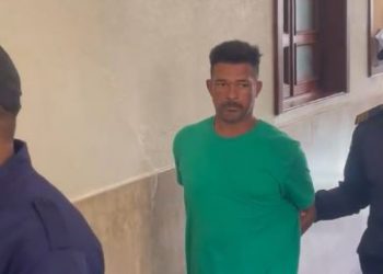 Imponen garantía de 10 mil pesos a hombre acusado de robar guagua y conducir vía contraria