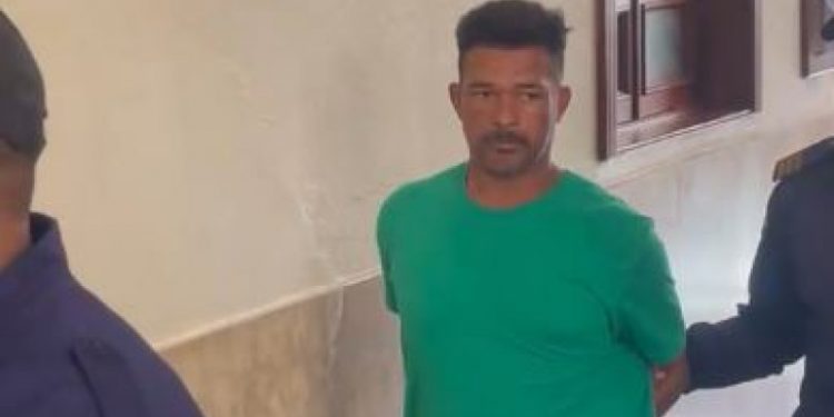 Imponen garantía de 10 mil pesos a hombre acusado de robar guagua y conducir vía contraria