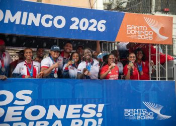 Bajo lluvia y con medallas en mano, así fue la caravana de los atletas que participaron en los JCC