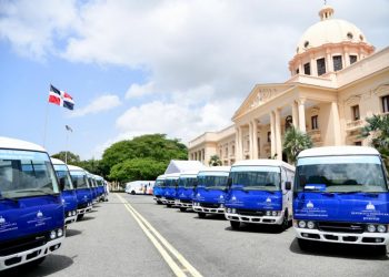 Gobierno entrega 40 autobuses para mejorar movilidad de universitarios
