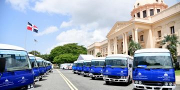 Gobierno entrega 40 autobuses para mejorar movilidad de universitarios