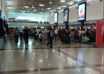Pasajeros se quejan por poca visibilidad de letreros en mostradores de aerolíneas del AILA