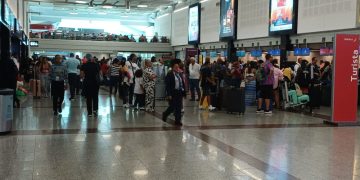 Pasajeros se quejan por poca visibilidad de letreros en mostradores de aerolíneas del AILA