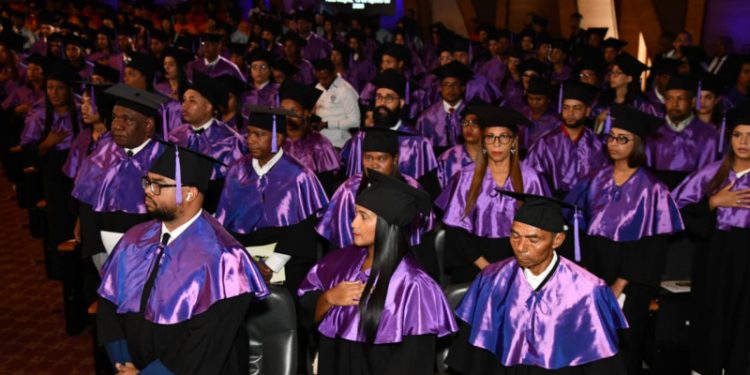 UASD entrega a la sociedad 716 nuevos profesionales