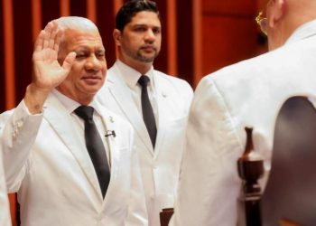 Ricardo de los Santos pide a los senadores seguir trabajando con el mismo nivel de productividad