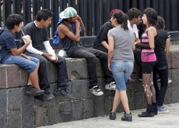 Sector femenino concentra la mayor proporción de jóvenes que ni estudia ni ni trabaja