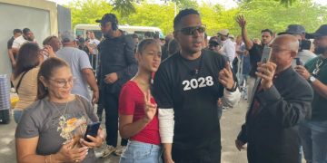 Alofoke reúne a cientos de personas en Santiago con jornada de recolección de firmas