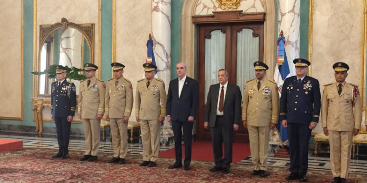 Abinader juramenta a los nuevos mandos altos militares y policiales