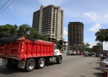 Camiones y patanas siguen circulando por el Malecón pese a restricciones
