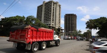 Camiones y patanas siguen circulando por el Malecón pese a restricciones