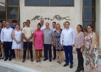 Diplomáticos cubanos llegan a su país y califican expulsión como una “artimaña imperialista”