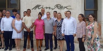 Diplomáticos cubanos llegan a su país y califican expulsión como una “artimaña imperialista”