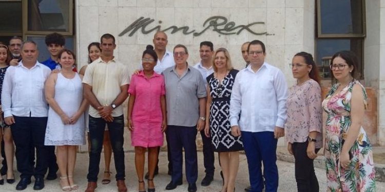 Diplomáticos cubanos llegan a su país y califican expulsión como una “artimaña imperialista”