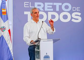 Abinader dice que el Gobierno está interesado en que "bajen los precios" de las telecomunicaciones