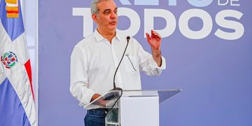 Abinader dice que el Gobierno está interesado en que "bajen los precios" de las telecomunicaciones