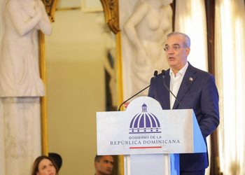 Gobierno condecora a Frank Moya Pons por aportes a la historia dominicana
